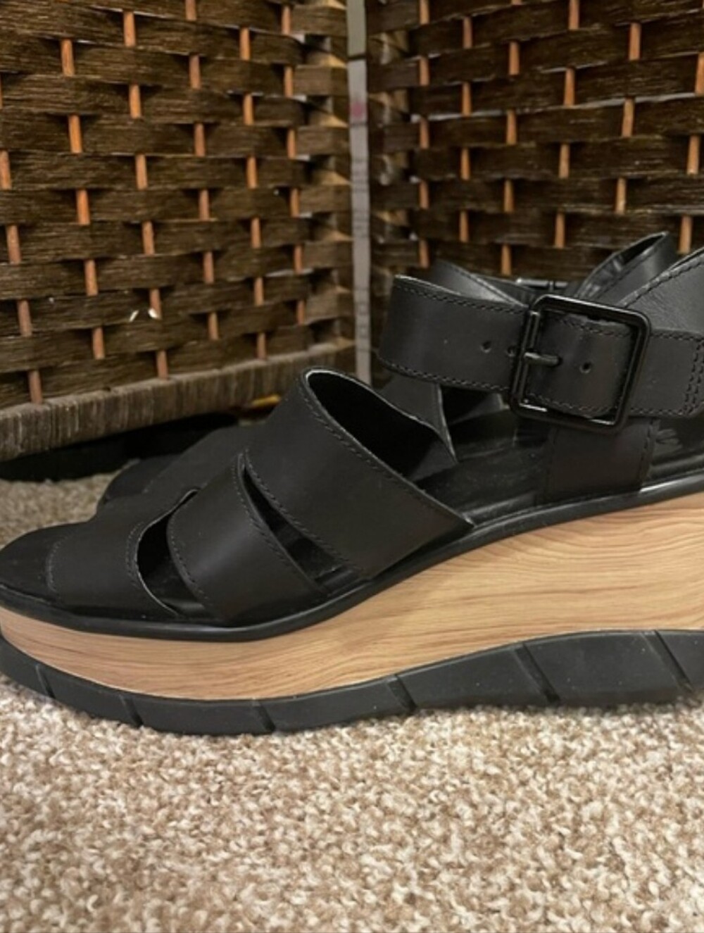 Sorel Black and Tan Wedge Sandals 8.5 W - Picture 4 of 4
